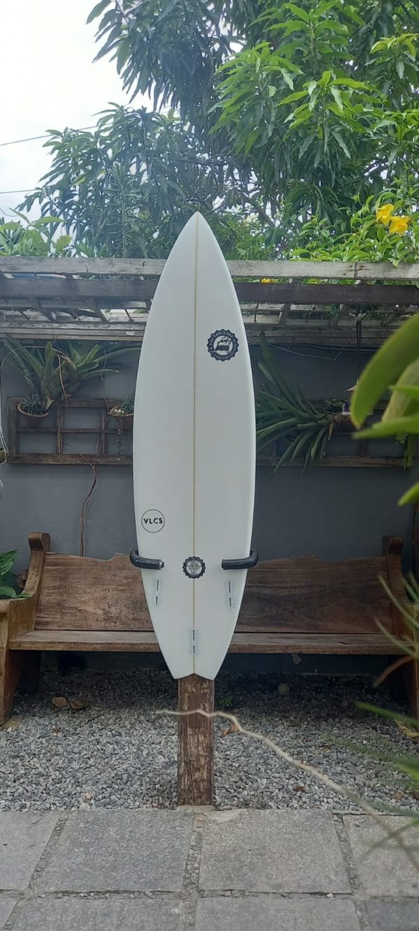 Prancha de Surf Doctor Surf Bunny Chow 5'11" branca com desenho do Coringa