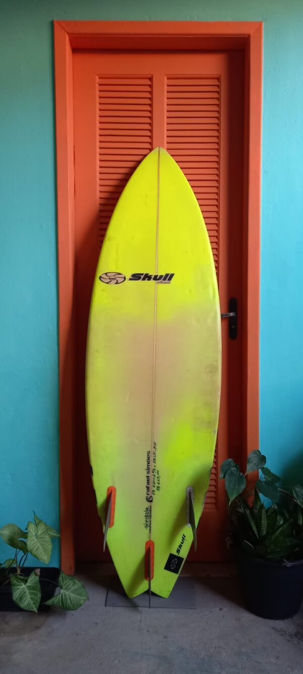 Prancha Surf Skull 5'9" Seminova com Deck e Quilhas