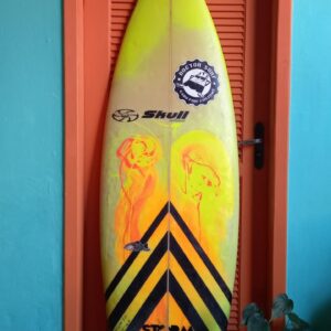 Prancha Surf Skull 5'9" Seminova com Deck e Quilhas