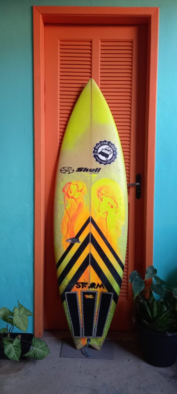 Prancha Surf Skull 5'9" Seminova com Deck e Quilhas