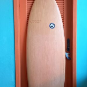 Prancha Surf Powerlight 5'10" Hipster Seminova com Lâmina de Madeira e Deck