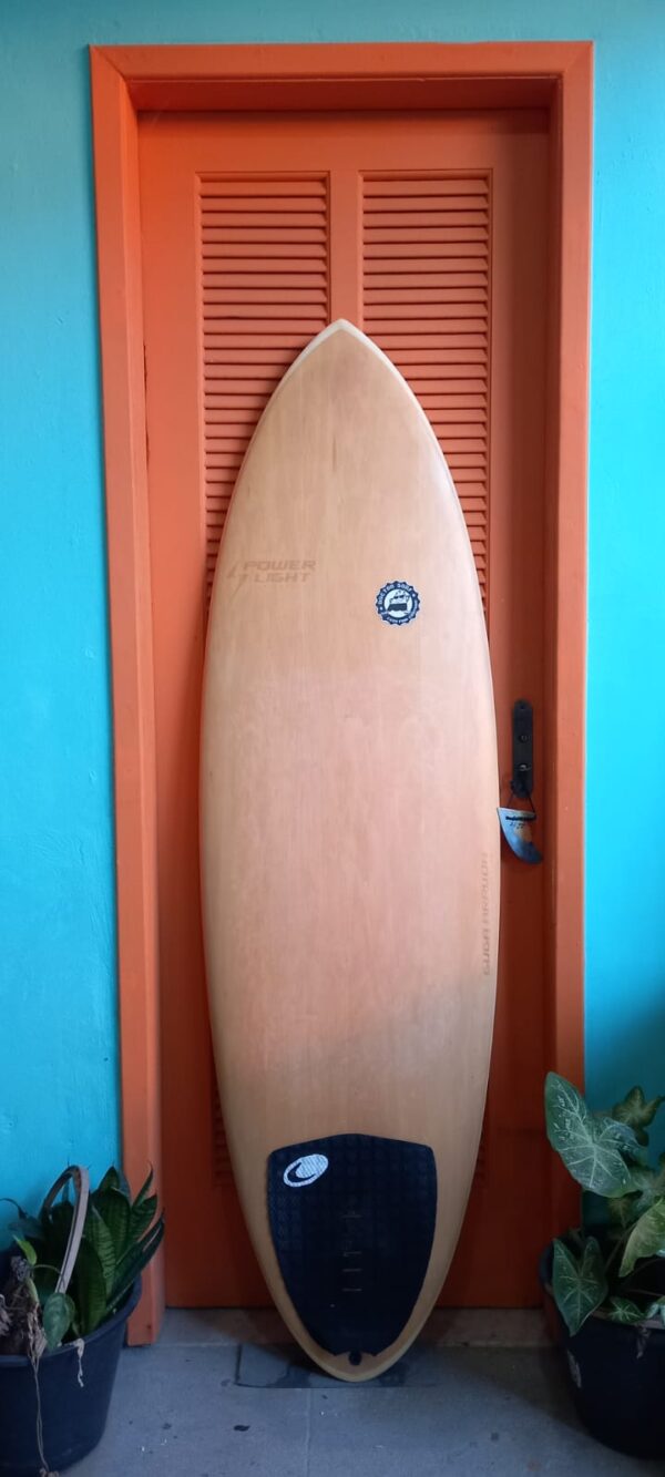 Prancha Surf Powerlight 5'10" Hipster Seminova com Lâmina de Madeira e Deck