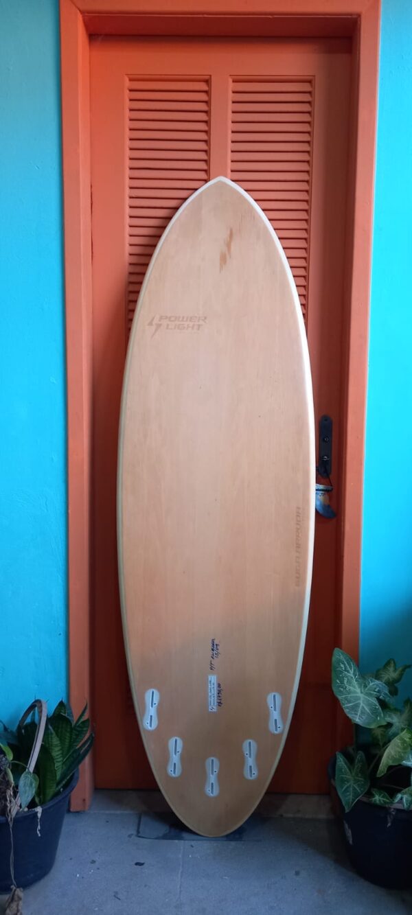 Prancha Surf Powerlight 5'10" Hipster Seminova com Lâmina de Madeira e Deck