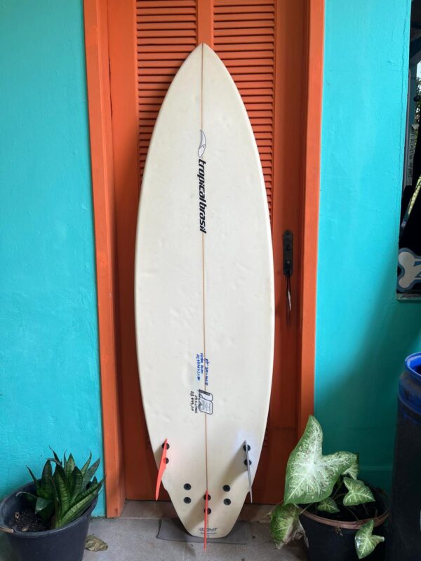 Prancha Surf 5'10" Tropical Brasil System 10 Seminova com Deck Dakine e Quilhas