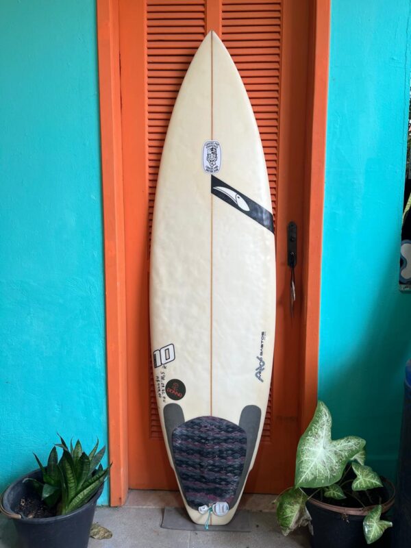 Prancha Surf 5'10" Tropical Brasil System 10 Seminova com Deck Dakine e Quilhas