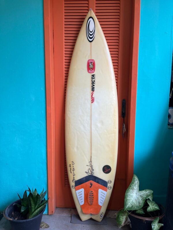 Prancha Surf 6'2" Invicta Seminova com Quilhas e Deck