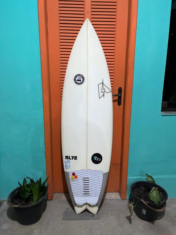 Prancha Surf 5'7" Voltz Seminova com Deck All Merrick e Canaleta na Rabeta