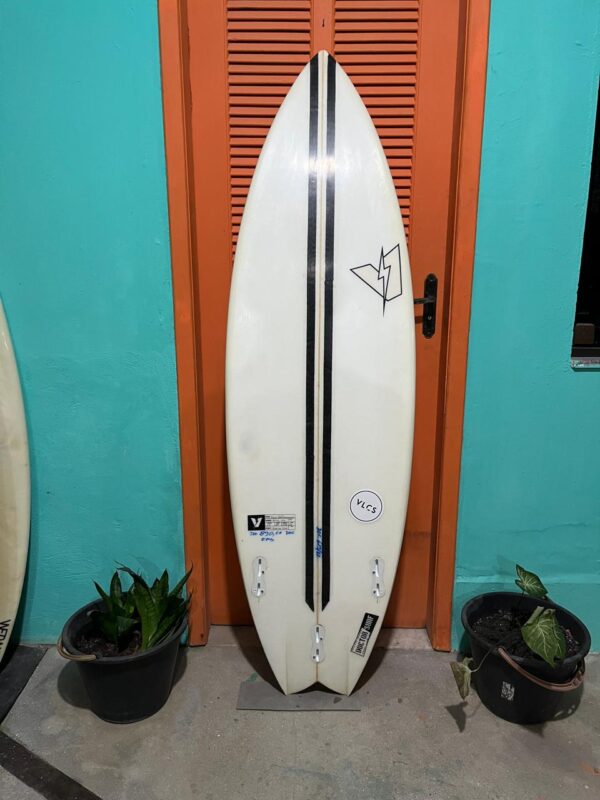 Prancha Surf 5'7" Voltz Seminova com Deck All Merrick e Canaleta na Rabeta