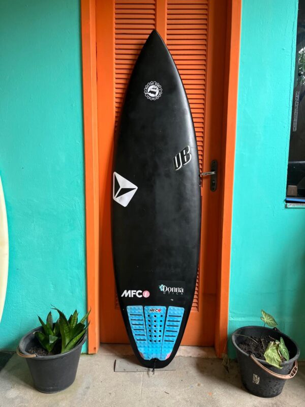 Prancha Surf UB 5'10" Seminova com Deck Importado