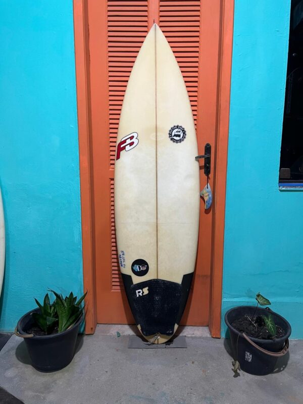 Prancha Surf 5'8" FB Seminova com Deck e Quilhas