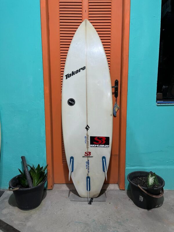 Prancha Surf Tokoro 5'7" Seminova com Quilhas e Deck