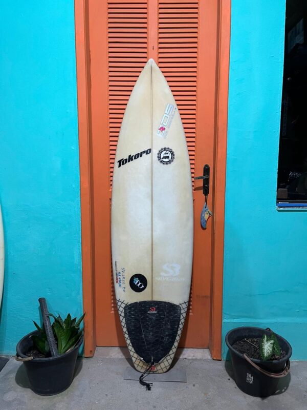 Prancha Surf Tokoro 5'7" Seminova com Quilhas e Deck