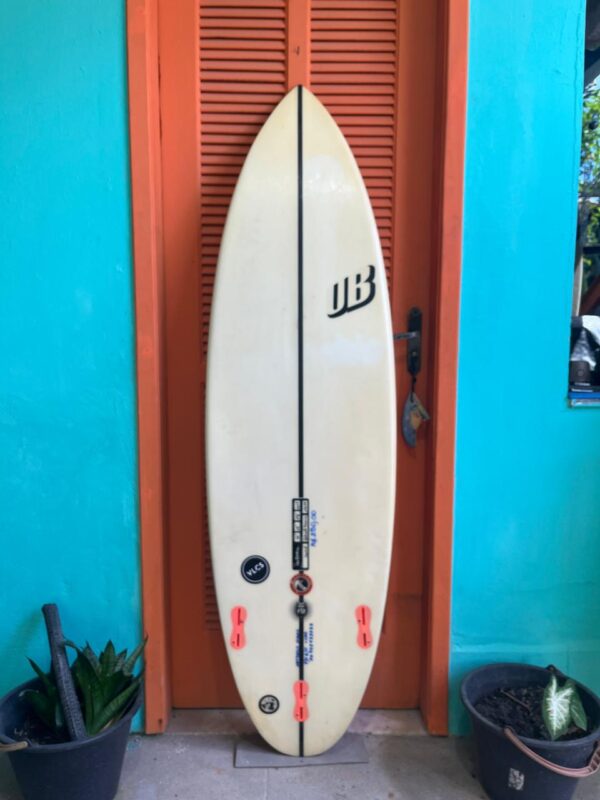 Prancha Surf UB 5'6" Sword Seminova com Deck