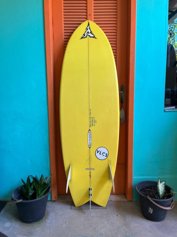 Prancha Surf Fish 5'8" Astral Seminova com Quilhas e Deck