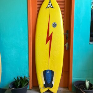 Prancha Surf Fish 5'8" Astral Seminova com Quilhas e Deck