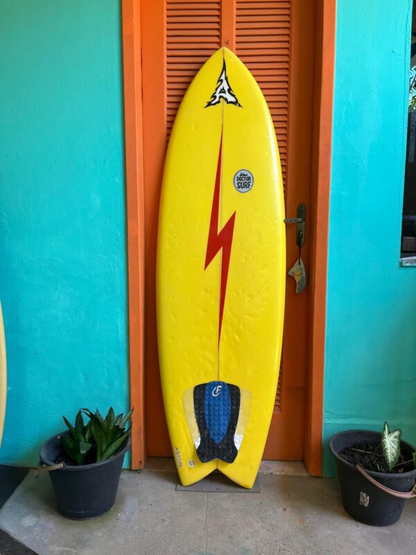 Prancha Surf Fish 5'8" Astral Seminova com Quilhas e Deck