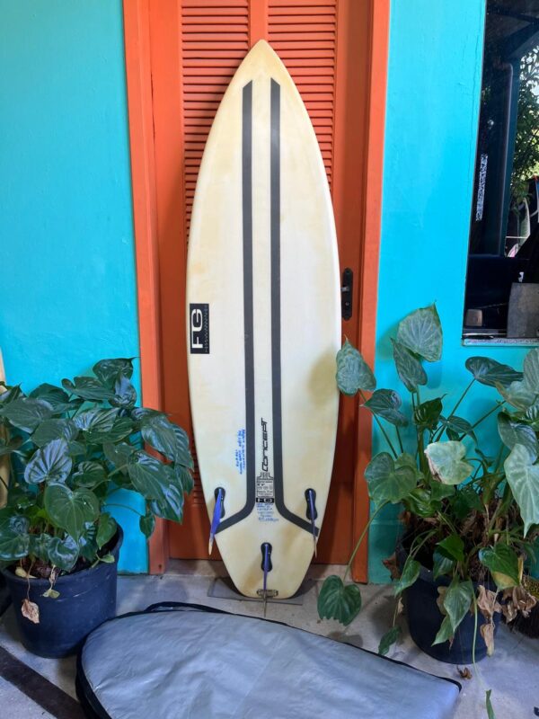 Prancha Surf Concept 6'0" Fabio Gouveia Seminova com Quilhas, Deck, Leash e Capa Térmica