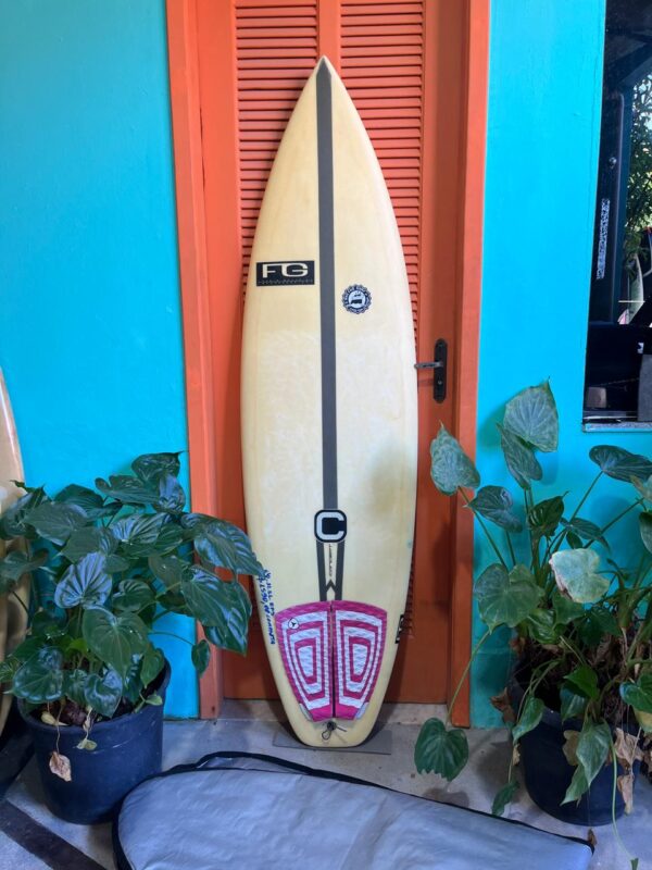 Prancha Surf Concept 6'0" Fabio Gouveia Seminova com Quilhas, Deck, Leash e Capa Térmica