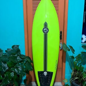 Prancha Surf 5'9" Seminova com Deck, Quilhas e Capa de Tecido