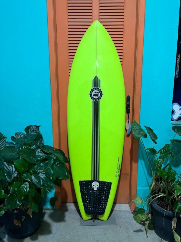 Prancha Surf 5'9" Seminova com Deck, Quilhas e Capa de Tecido