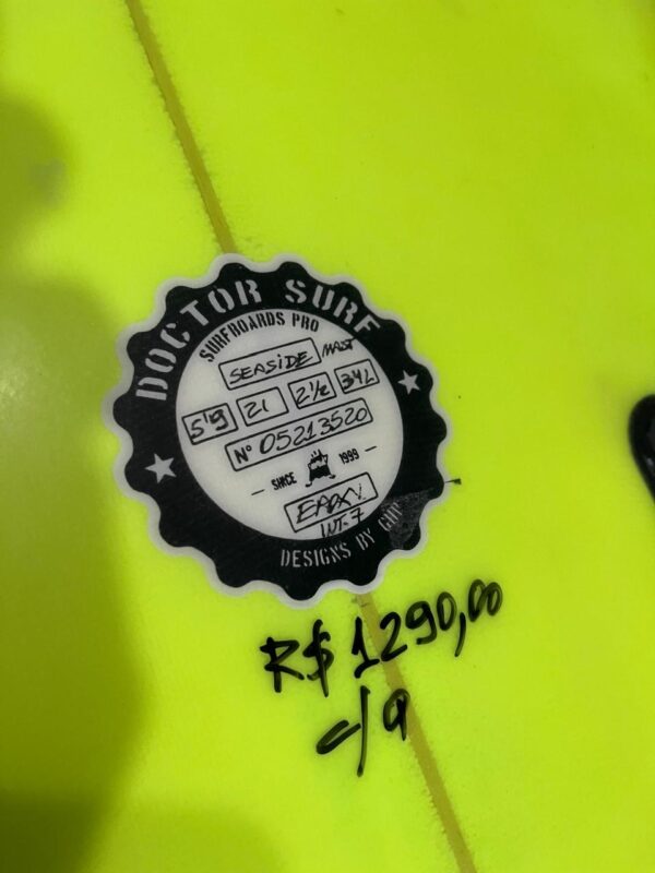 Prancha Surf 5'9" Seminova com Deck, Quilhas e Capa de Tecido