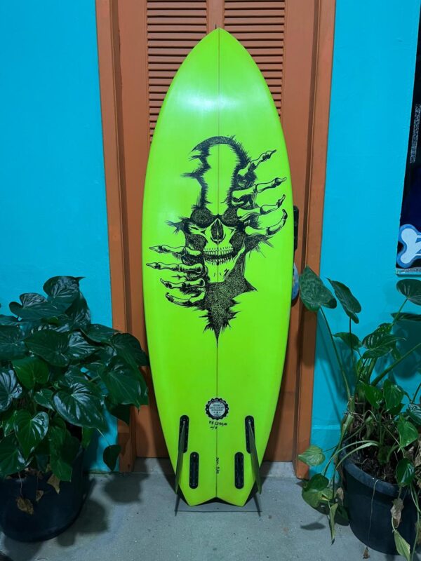 Prancha Surf 5'9" Seminova com Deck, Quilhas e Capa de Tecido