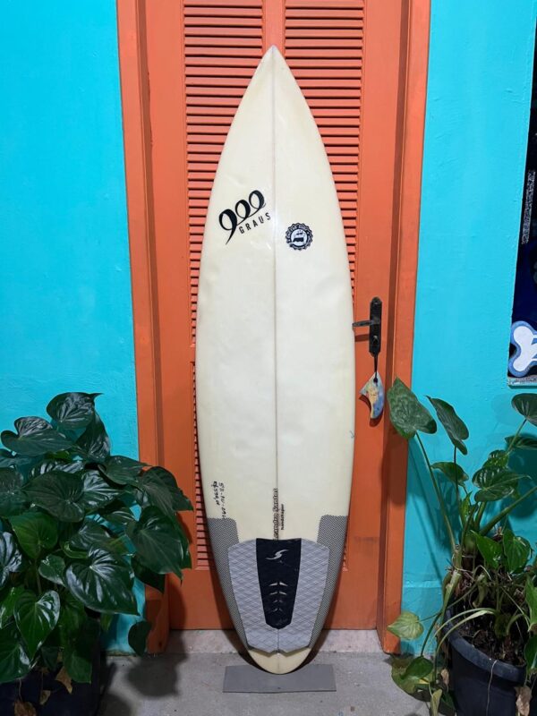 Prancha Surf 5'11" Leandro Santos Seminova com Deck