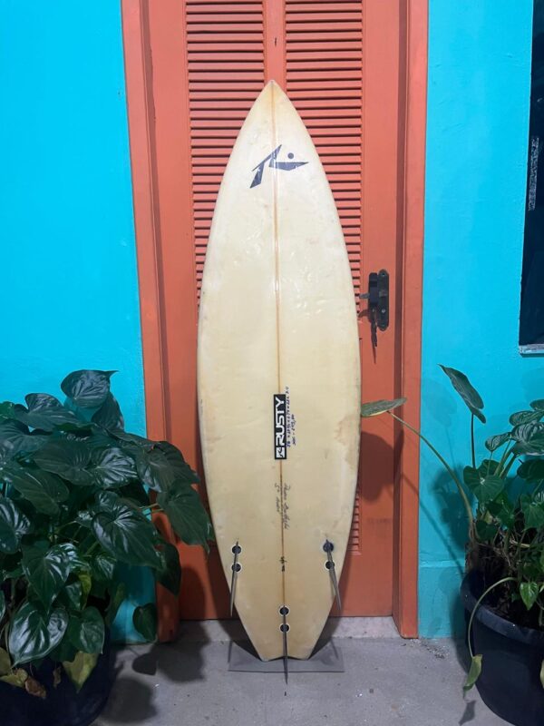 Prancha Surf Rusty 5'6" Seminova com Deck e Quilhas