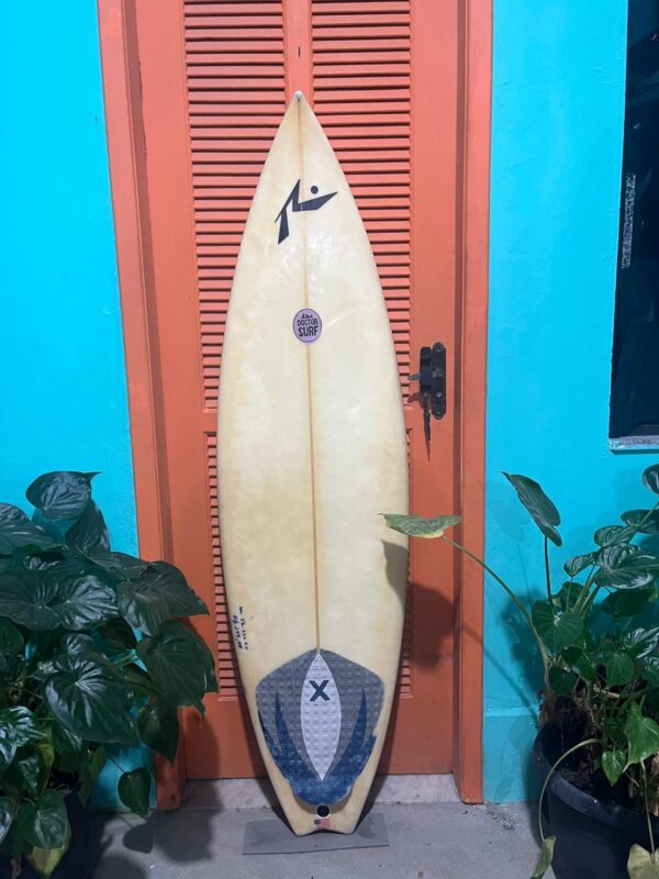 Prancha Surf Rusty 5'6" Seminova com Deck e Quilhas
