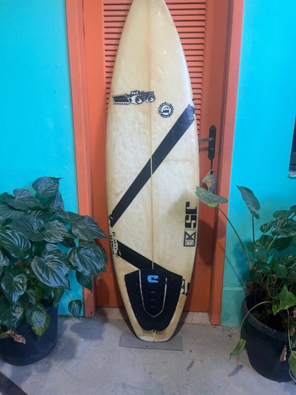 Prancha Surf JS 5'11" Importada Seminova com Deck e Quilhas