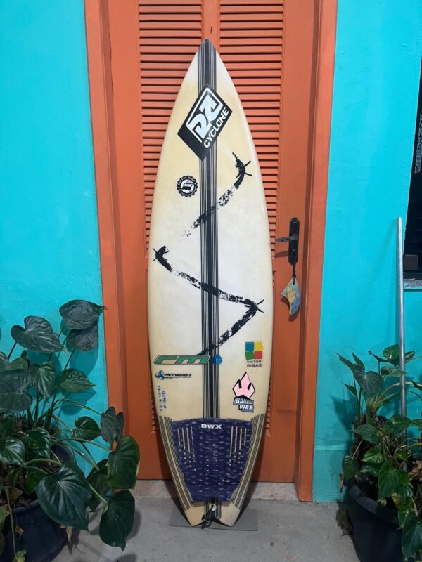 Prancha Surf RM 5'8" Victor Ribas Seminova com Deck