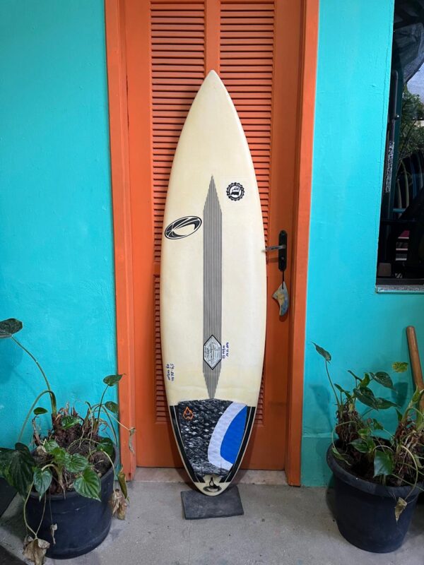 Prancha Surf 5'9" Leo Medeiros Seminova com Deck e Reforço de Carbono