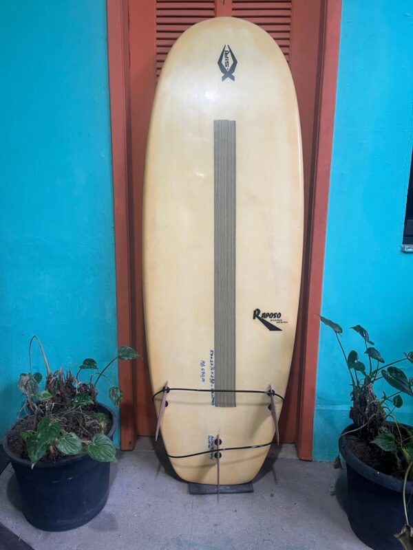 Prancha Surf 5'9" Raposo Seminova com Quilhas, Deck e Leash