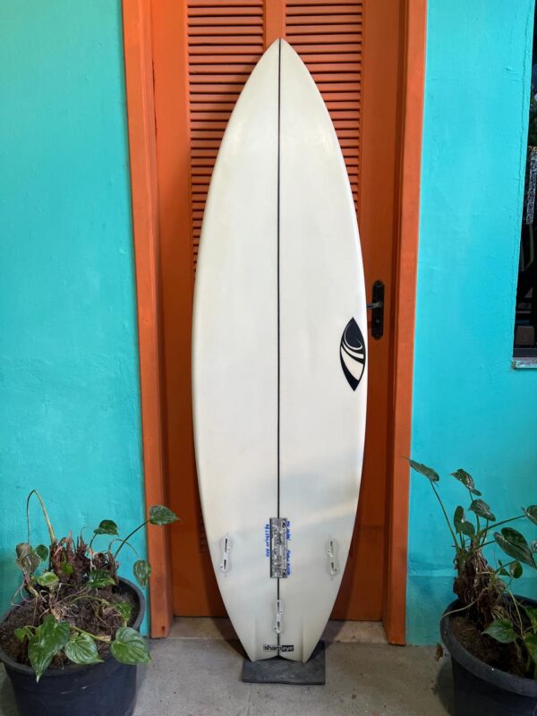 Prancha Surf Sharp Eye 5'11" Seminova com Deck