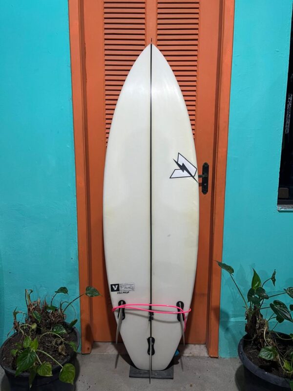 Prancha Surf Voltz 5'9" Seminova com Deck, Quilhas e Leash