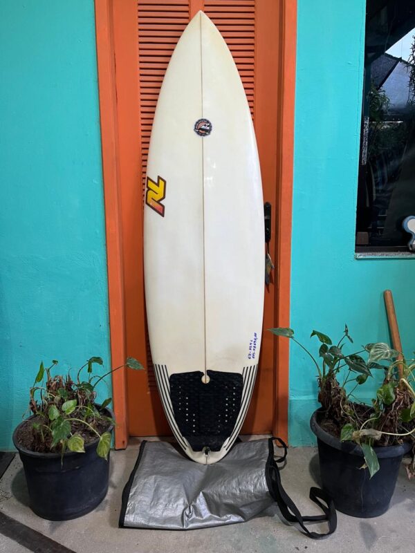 Prancha Surf RL 6'2" Seminova com Deck, Quilhas e Capa Térmica