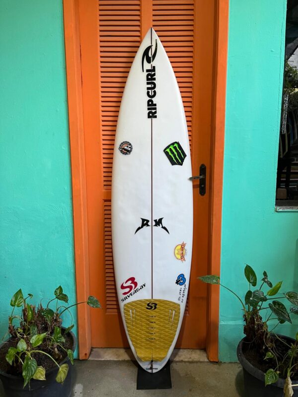 Prancha Surf RM 5'11" Seminova com Deck