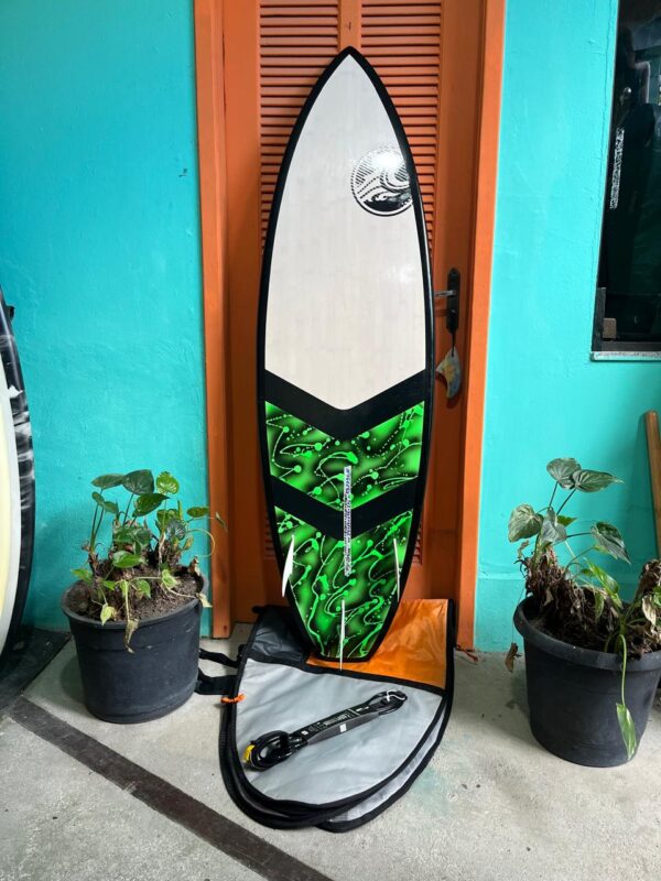 Prancha Kitewave 5'8" Cabrinha Bamboo Seminova com Capa, Quilhas, Alça, Deck e Leash