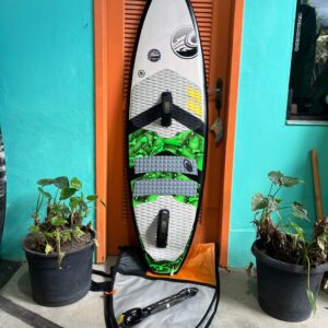 Prancha Kitewave 5'8" Cabrinha Bamboo Seminova com Capa, Quilhas, Alça, Deck e Leash