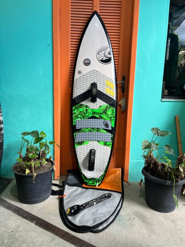 Prancha Kitewave 5'8" Cabrinha Bamboo Seminova com Capa, Quilhas, Alça, Deck e Leash