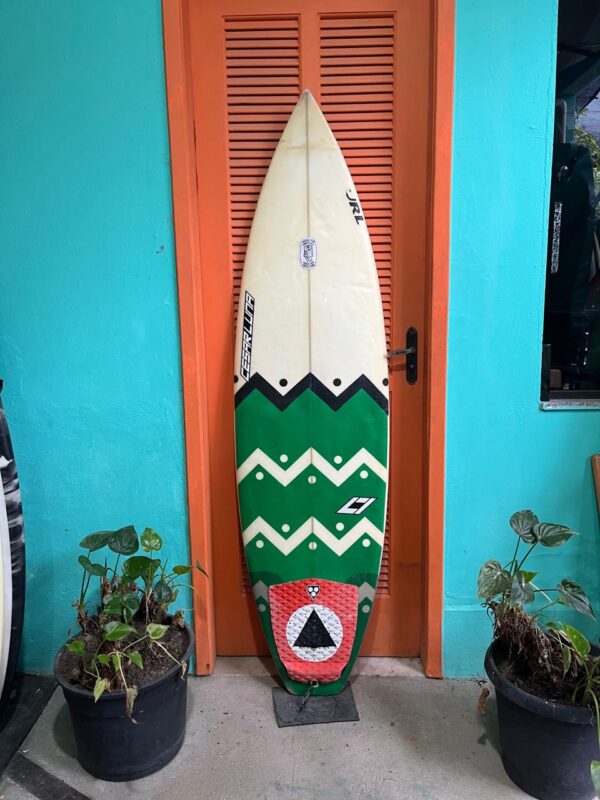 Prancha Surf 5'11" Cesar Luna Seminova com Deck e Quilhas
