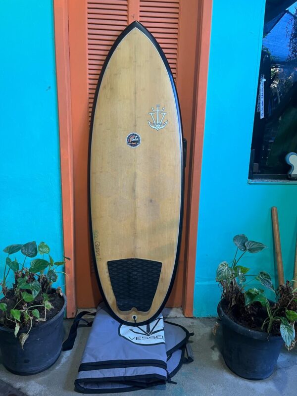 Prancha Surf Vessel 5'6" Seminova Lâmina de Madeira com Deck e Capa