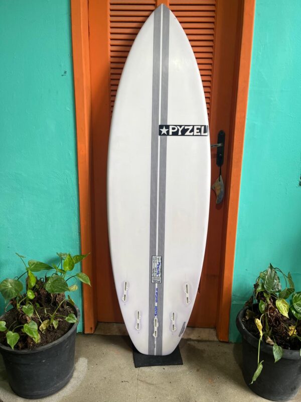 Prancha Surf Pyzel 5'7" Phantom Seminova com Deck e Reforço de Carbono