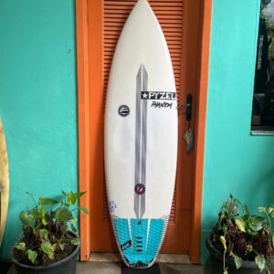 Prancha Surf Pyzel 5'7" Phantom Seminova com Deck e Reforço de Carbono