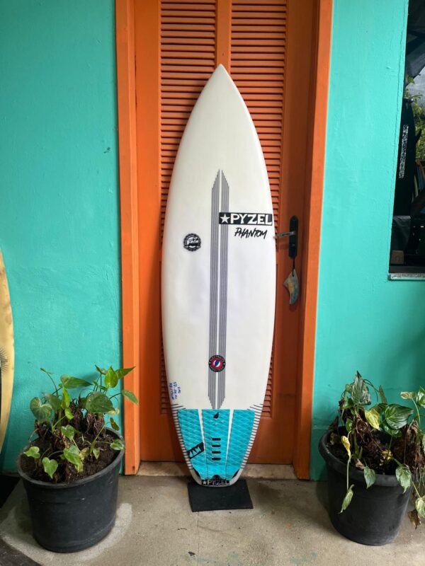 Prancha Surf Pyzel 5'7" Phantom Seminova com Deck e Reforço de Carbono