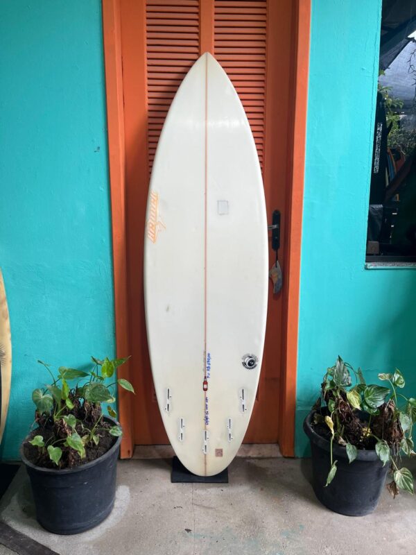 Prancha Surf Hennek 5'10" Seminova com Deck