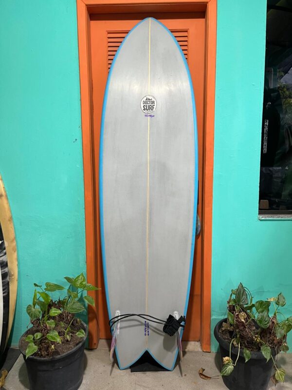 Prancha Surf 6'11" Big Fish Retrô Seminova com Leash e Quilhas