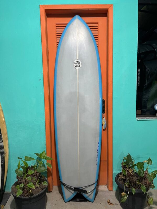 Prancha Surf 6'11" Big Fish Retrô Seminova com Leash e Quilhas