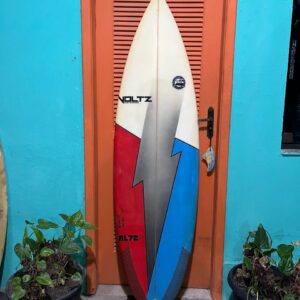 Prancha Surf Voltz 5'8" Seminova com Quilhas e Reforço de Carbono