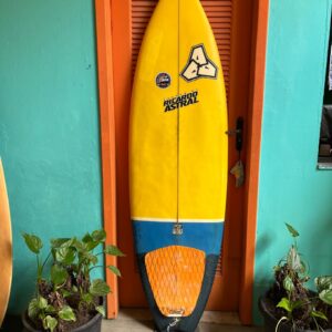 Prancha Surf Ricardo Astral 5'11" Seminova com Deck e Quilhas